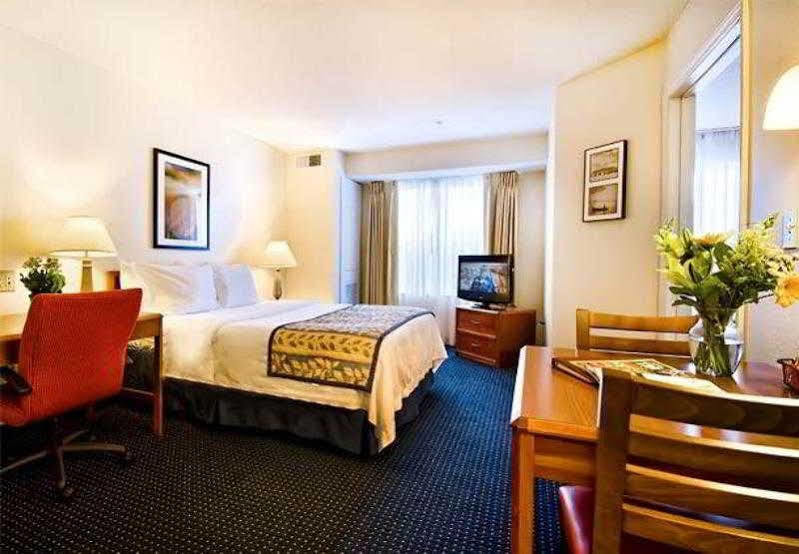 Hotel By Marriott Landfall
